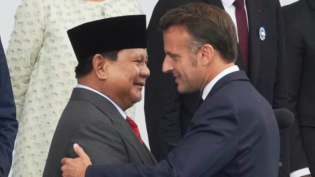 Presiden Prabowo Subianto disambut Presiden Prancis Emmanuel Macron saat menghadiri parade militer tahunan  Bastille di Champs-Élysées, Paris, Senin, (14/07/2025).
