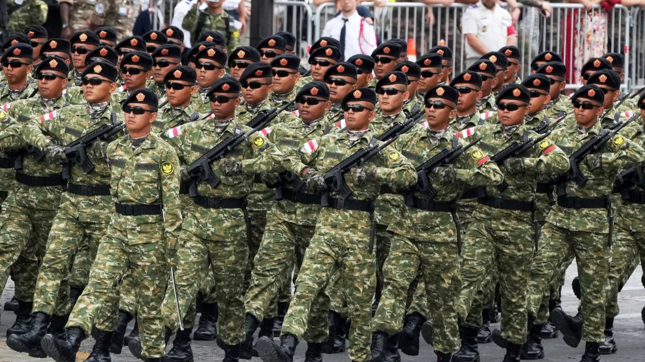 Barisan pasukan TNI-Polri memimpin parade militer dalam peringatan Bastille Day di Avenue Champs-Élysées, Paris, Prancis, Senin (14/7/2025).