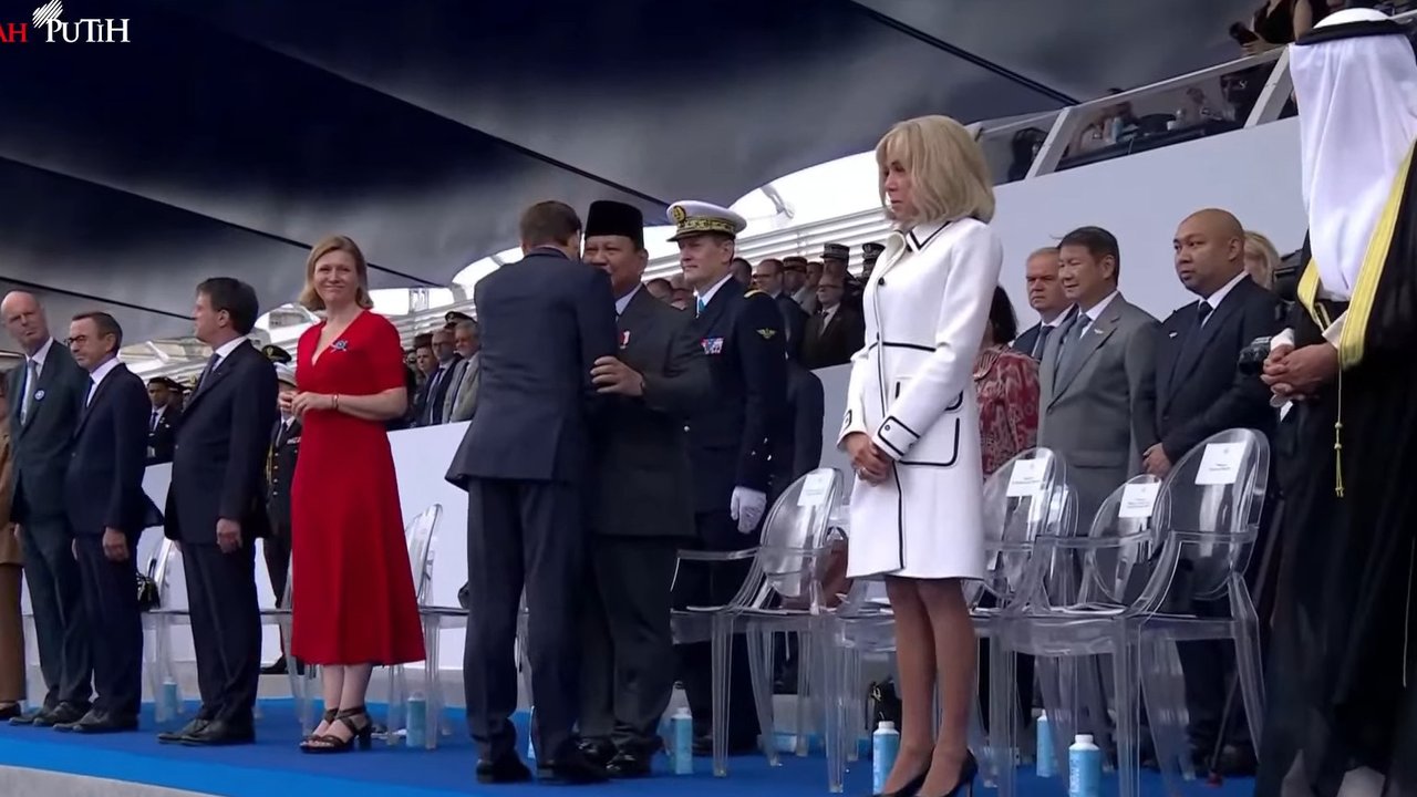 Momen Akrab Prabowo dan Presiden Macron di Bastille Day di Paris, Dipeluk dan Disambut Parade Militer
