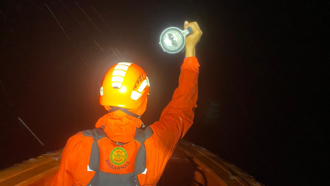 Kronologi Kapal Berisi Rombongan DPRD Mentawai Terbalik di Selat Sipora