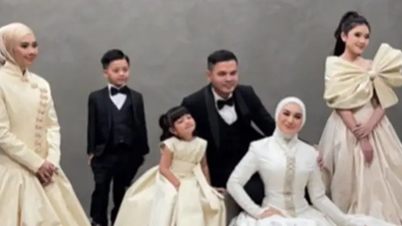 Photoshoot Irish Bella Bersama Keluarga
