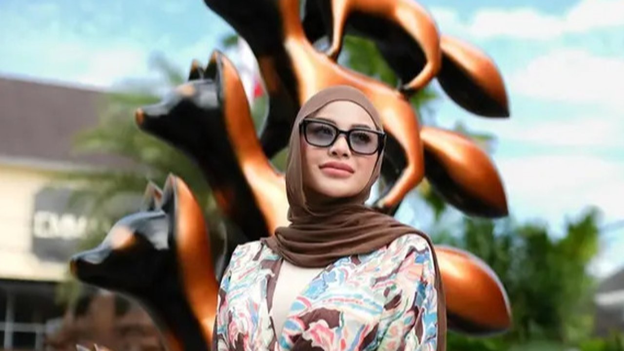 Intip Gaya Aurel Hermansyah di Potret Terbarunya, Tampil Stylish dan Anggun di Kafe Ternama Jakarta (sumber: Instagram/aurelie.hermansyah)