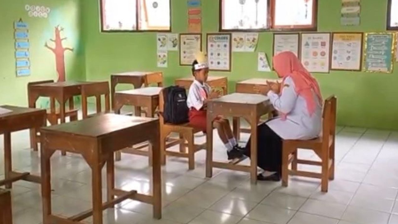Sunyi tanpa Riuh, Anak Ini Sendirian jadi Murid Baru SD di Kendalrejo Jatim