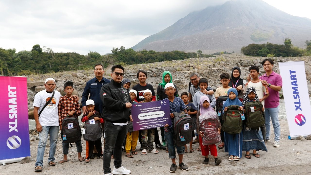 Penyerahan bantuan paket sekolah XLSMART kepada anak-anak di kaki Gunung Sinabung.