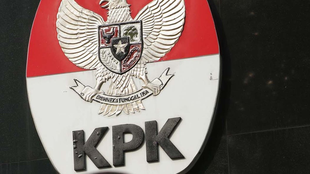 Petugas dari kepolisian melintas di dekat logo KPK di lobby Gedung Merah Putih KPK, Jakarta, Selasa (1/6/2021). Pengamanan gedung KPK dan sekitarnya diperketat terkait upacara pelantikan pegawai KPK menjadi Aparatur Sipil Negara. (Liputan6.com/Helmi Fithriansyah)