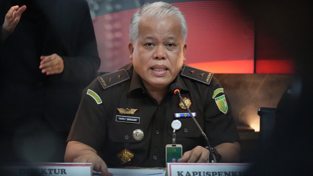 Kepala Pusat Penerangan Hukum (Kapuspenkum) Kejaksaan Agung Harli Siregar dalam Konferensi Pers Penyitaan Uang dalam Perkara Tindak Pidana Korupsi dalam Kegiatan Importasi Gula di Kementerian Perdagangan Tahun 2015 s.d. 2016.