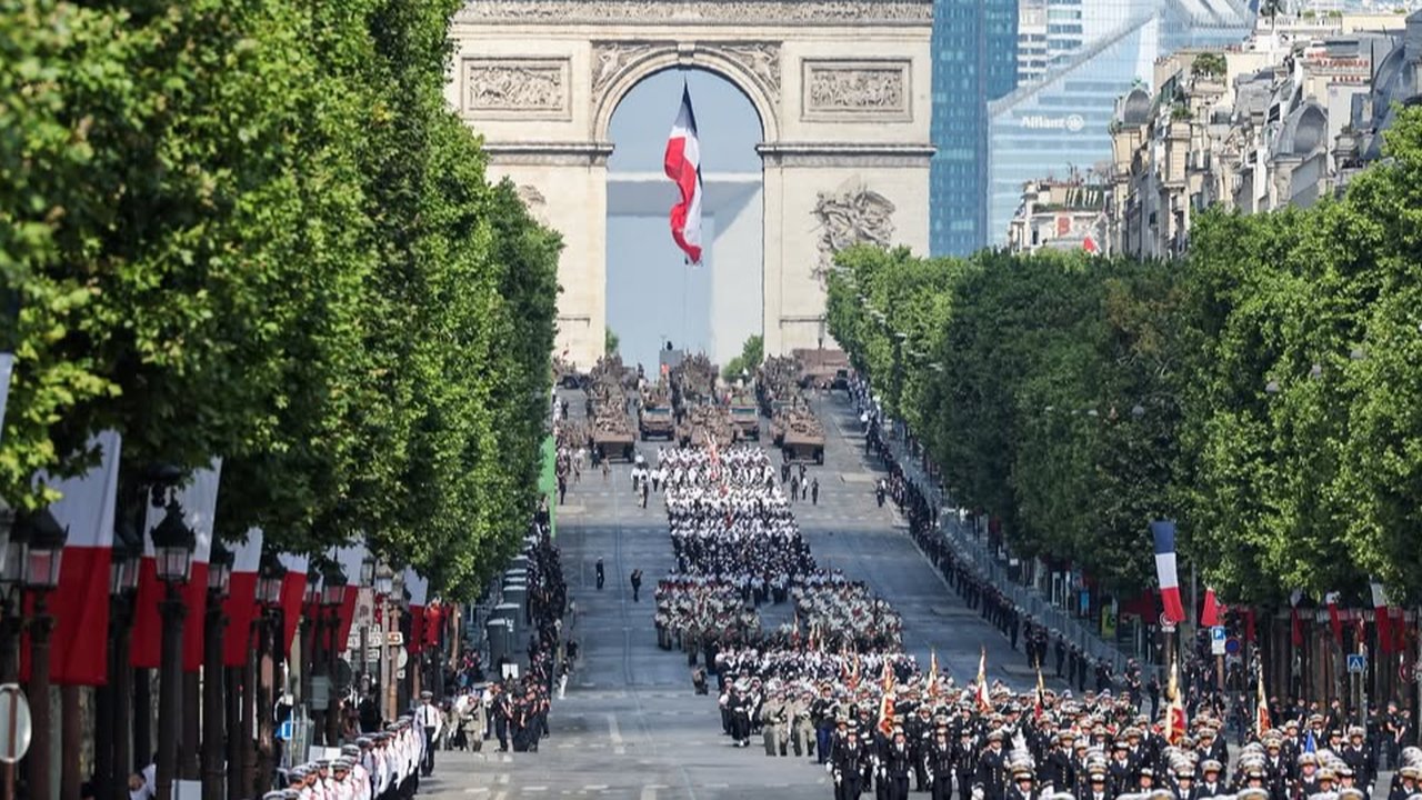 Defile Militer di Bastille Day Prancis