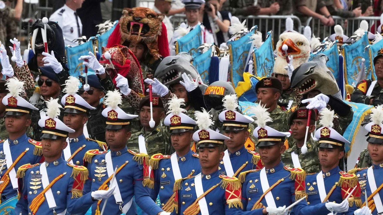 Barisan pasukan TNI-Polri memimpin parade militer dalam peringatan Bastille Day di Avenue Champs-Élysées, Paris, Prancis, Senin (14/7/2025).