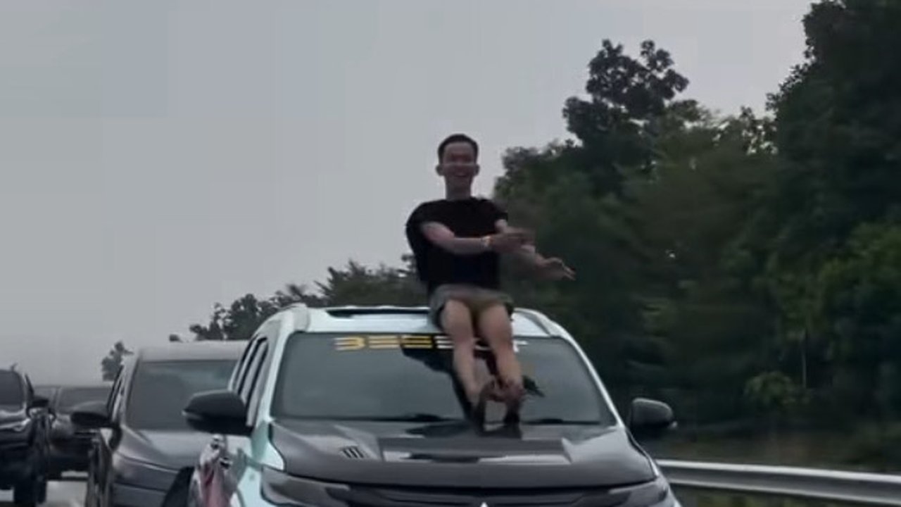 Pemuda Asyik Joget di Atap Pajero
