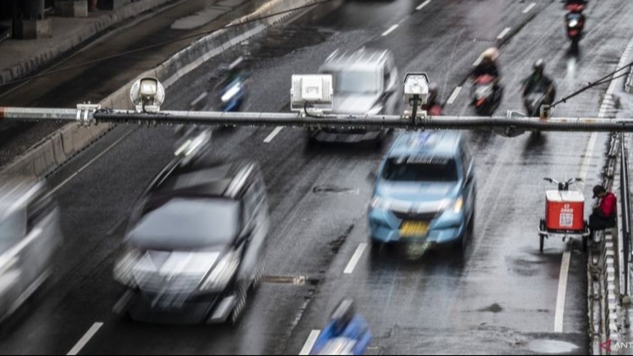 Polda Metro Jaya menerapkan tilang elektronik (ETLE) via WhatsApp, menargetkan 10 jenis pelanggaran lalu lintas, dengan data nomor ponsel diambil dari registrasi STNK.