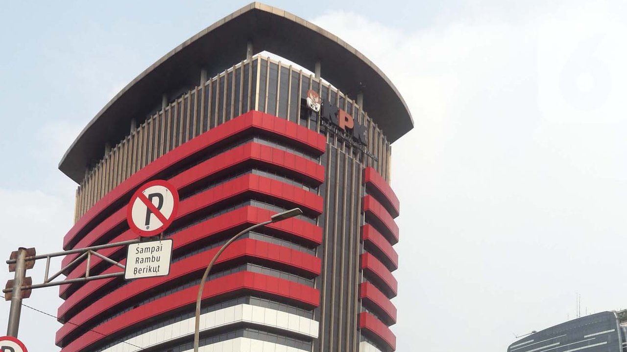 Kendaraan penyemprot air milik kepolisian disiagakan di jalan Kuningan Persada sekitar Gedung Merah Putih KPK, Jakarta, Selasa (1/6/2021). Pengamanan gedung KPK dan sekitarnya diperketat terkait upacara pelantikan pegawai KPK menjadi Aparatur Sipil Negara. (Liputan6.com/Helmi Fithriansyah)
