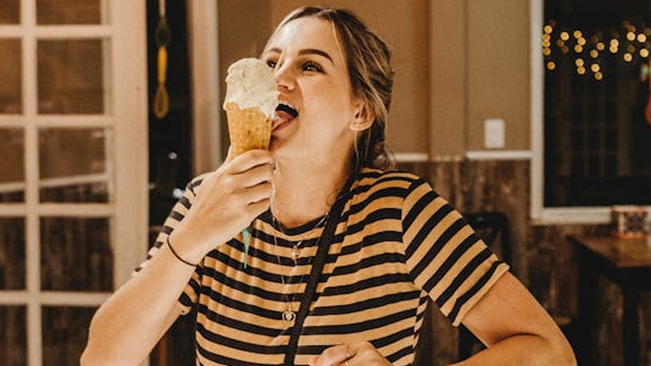 Ilustrasi Wanita sedang Memakan Es Krim
