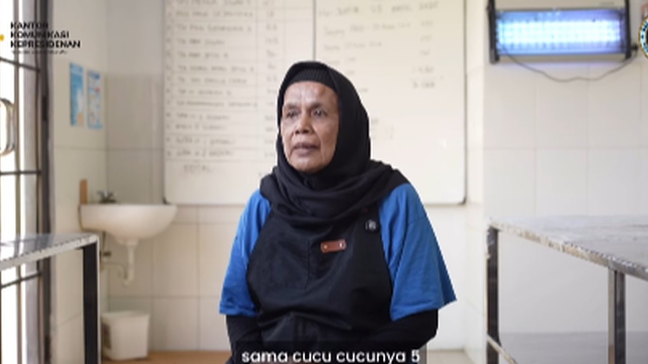 Tak Kuat Menahan Air Mata, Cerita Wanita Paruh Baya Ini Bekerja di SPPG Sebagai Juru Masak 'Sudah Tua Kerja di Sini Ingat Cucu'