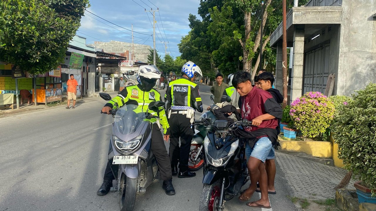 Anggota Satlantas Polres Purbalingga mengamankan terduga pebalap liar saat patroli untuk memberantas premanisme, Sabtu (10/5/1015).