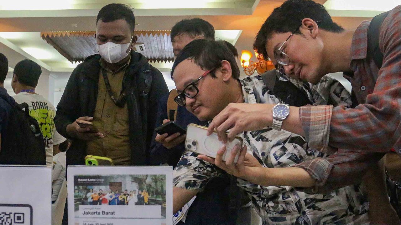 Pencari kerja memadati stan perusahaan pada Jakarta Job Fair 2025 di GOR Pasar Minggu, Jakarta Selatan Rabu (16.07/2025).