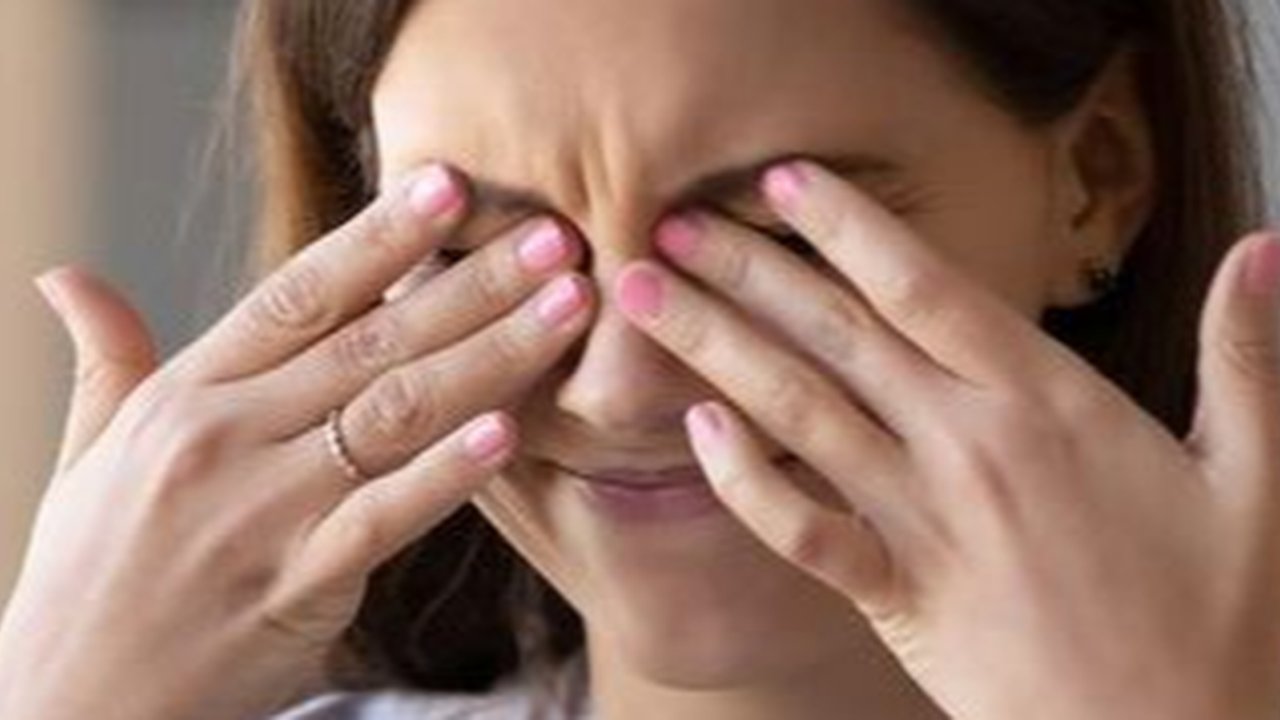 Mata berair merupakan kondisi umum yang sering kali terjadi. Yuk, simak apa saja penyebab mata berair dan bagaimana cara mengatasinya!