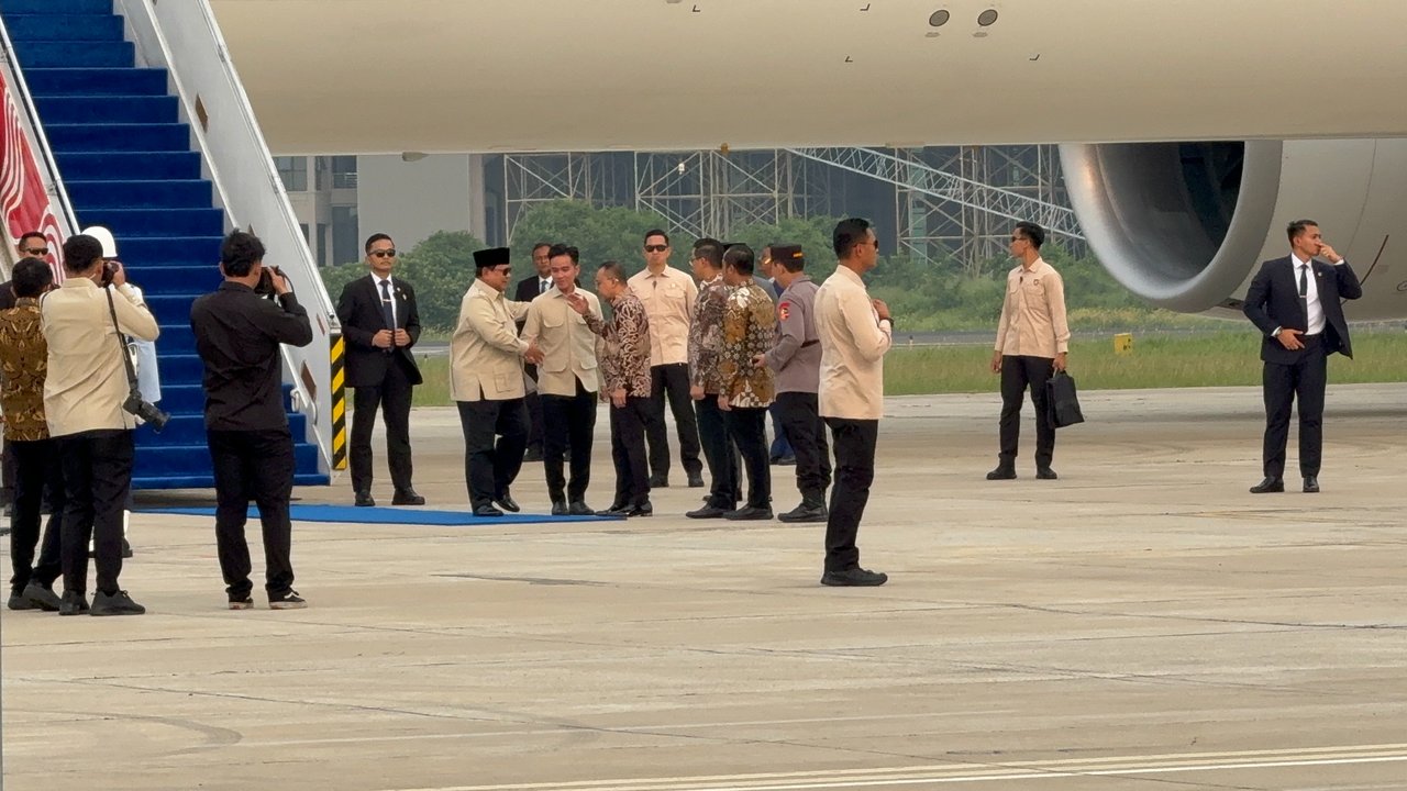 Momen Prabowo Tiba di Indonesia Usai 2 Minggu ke Luar Negeri, Pegang Punggung Gibran