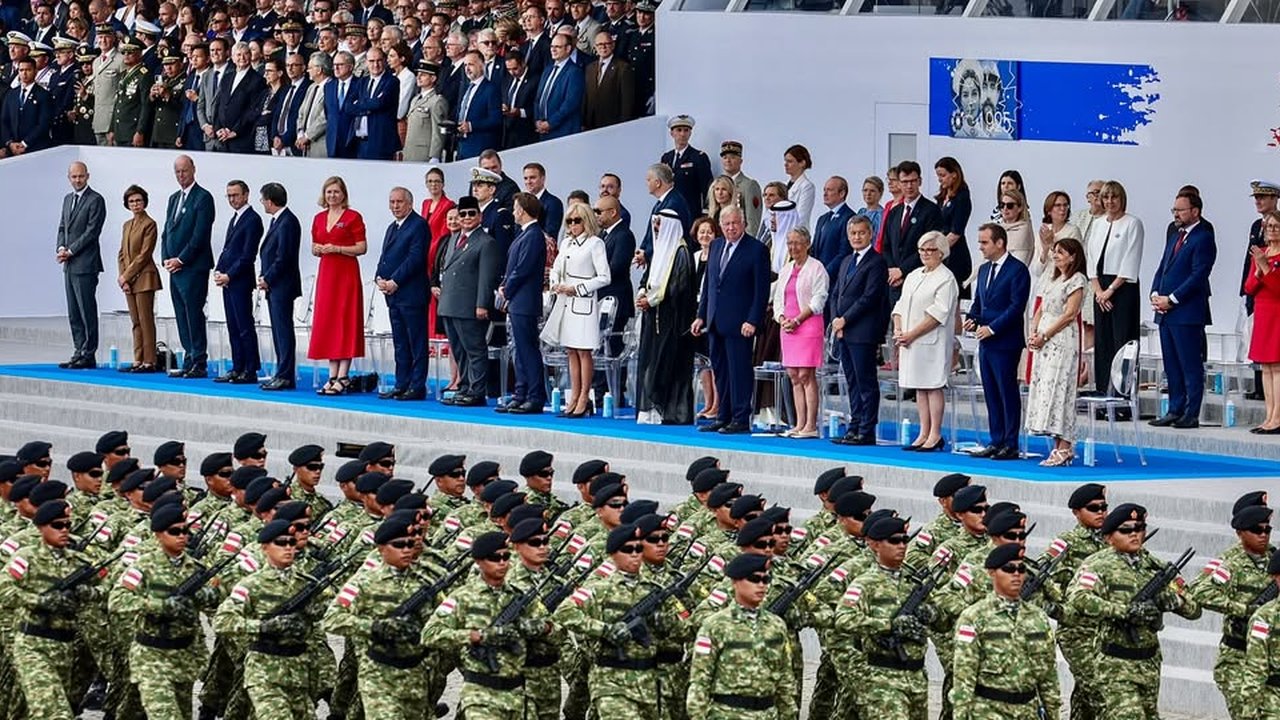 VIDEO: iPhone Merah Didit Anak Prabowo Disorot, Rekam TNI di Bastille Day Bawa 'Maju Tak Gentar'