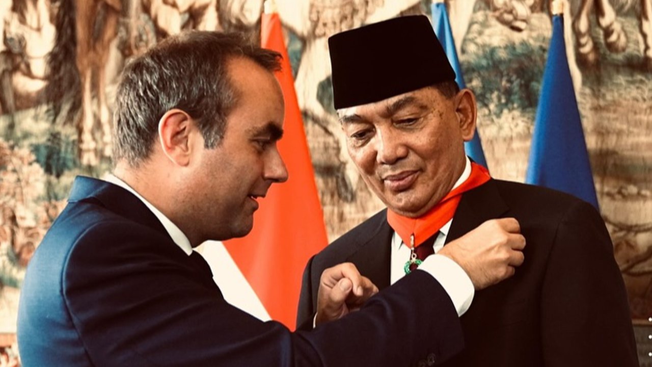 VIDEO: Menhan Sjafrie Sahabat Prabowo Terima Tanda Jasa Kehormatan Prancis, TNI Memukau Bastille Day