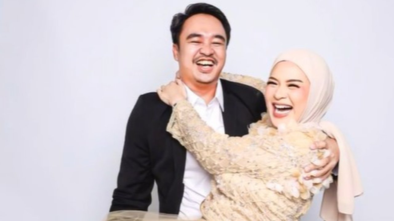 Delia Septianti, mantan vokalis band Ecoutez, resmi menikah untuk kedua kalinya dengan Jerry Christy pada Minggu, 29 Desember 2024.