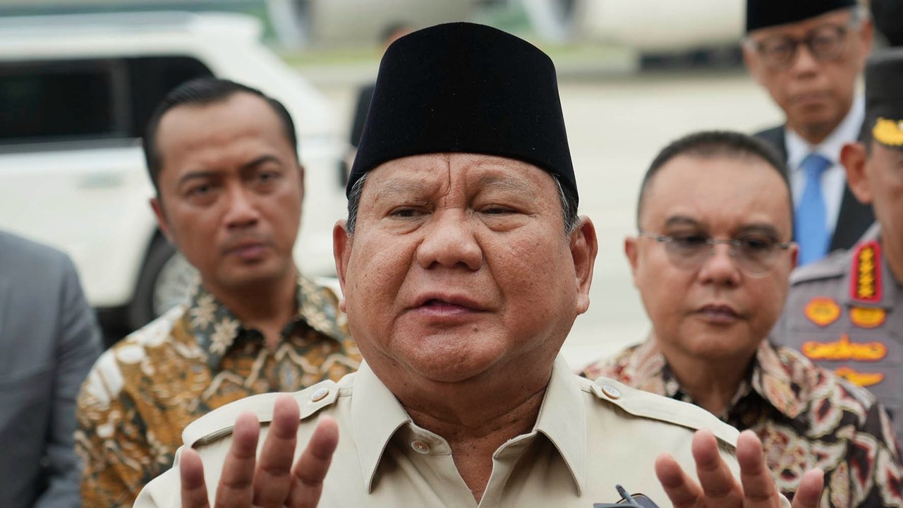 Presiden Indonesia Prabowo Subianto disambut Wakil Presiden Gibran Rakabuming Raka setibanya dari perjalanan luar negeri di Pangkalan Udara Halim Perdanakusuma di Jakarta, Rabu (16/07/2025).
