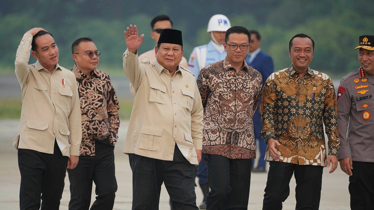 Presiden Indonesia Prabowo Subianto disambut Wakil Presiden Gibran Rakabuming Raka setibanya dari perjalanan luar negeri di Pangkalan Udara Halim Perdanakusuma di Jakarta, Rabu (16/07/2025).