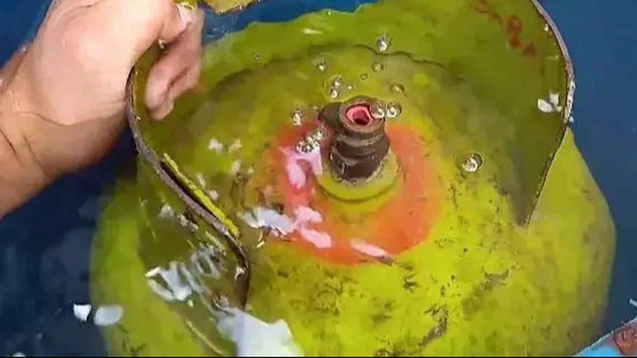 Cara Menambal Tabung Gas Bocor dengan Sabun Mandi (Image by Amnaifa Channel via Youtube.com).