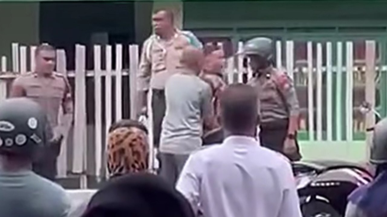 Polisi di Ternate Nangis Meronta-Ronta Minta Tolong saat Dijemput Propam