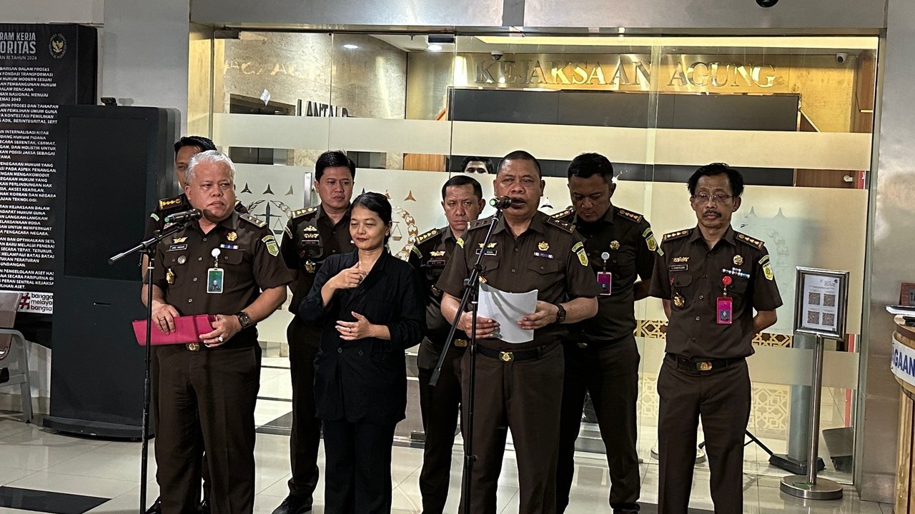 Direktur Penyidikan Jaksa Agung Muda Tindak Pidana Khusus (Jampidsus) Kejagung, Abdul Qohar dalam Konferensi Pers Penyitaan Uang dalam Perkara Tindak Pidana Korupsi dalam Kegiatan Importasi Gula di Kementerian Perdagangan Tahun 2015 s.d. 2016.