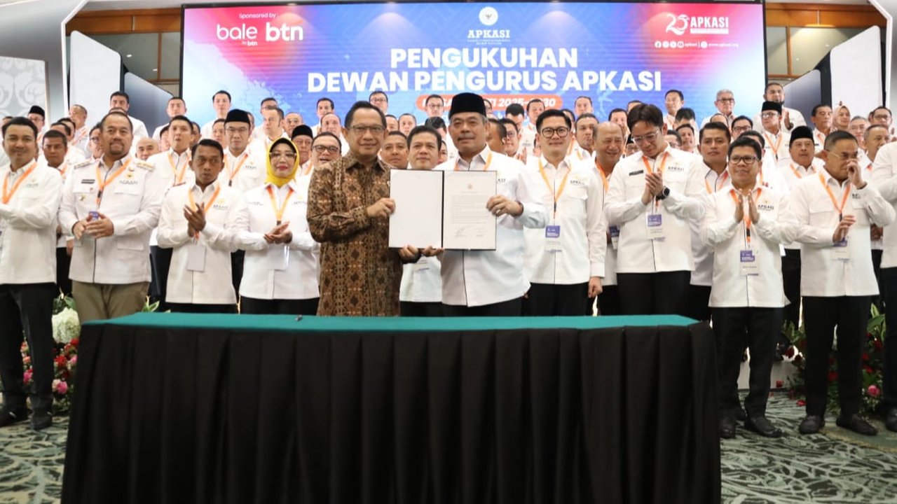 Mendagri Tito Kukuhkan Dewan Pengurus APKASI Masa Bakti 2025–2030