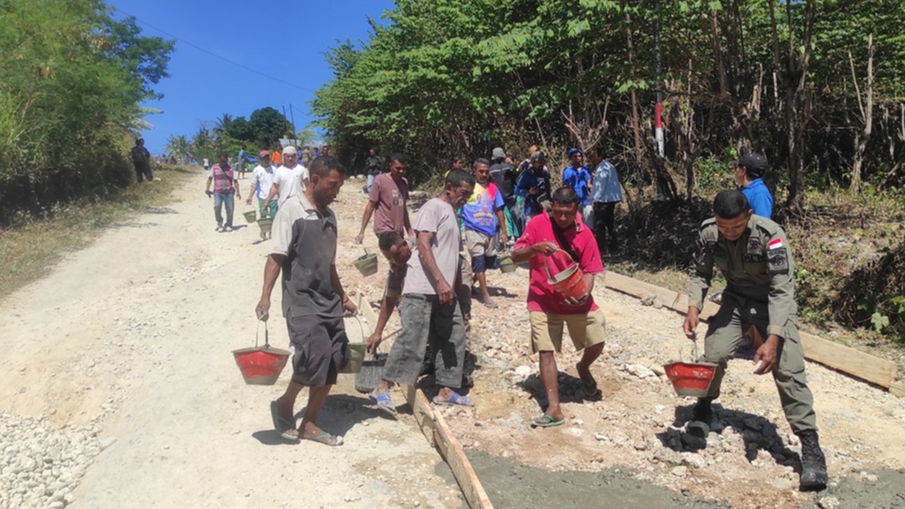 Bosan Lihat Jalan Rusak, Warga Kupang Bersatu Perbaiki