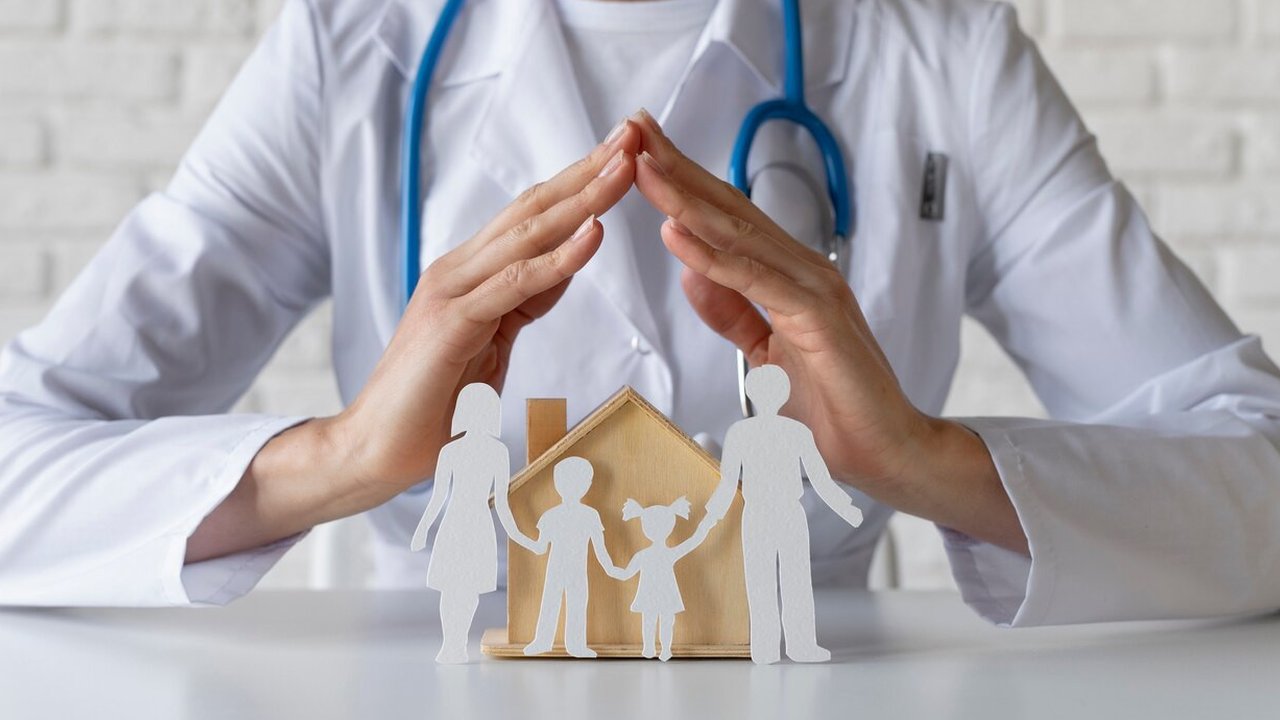 Ilustrasi asuransi. (Foto By AI)