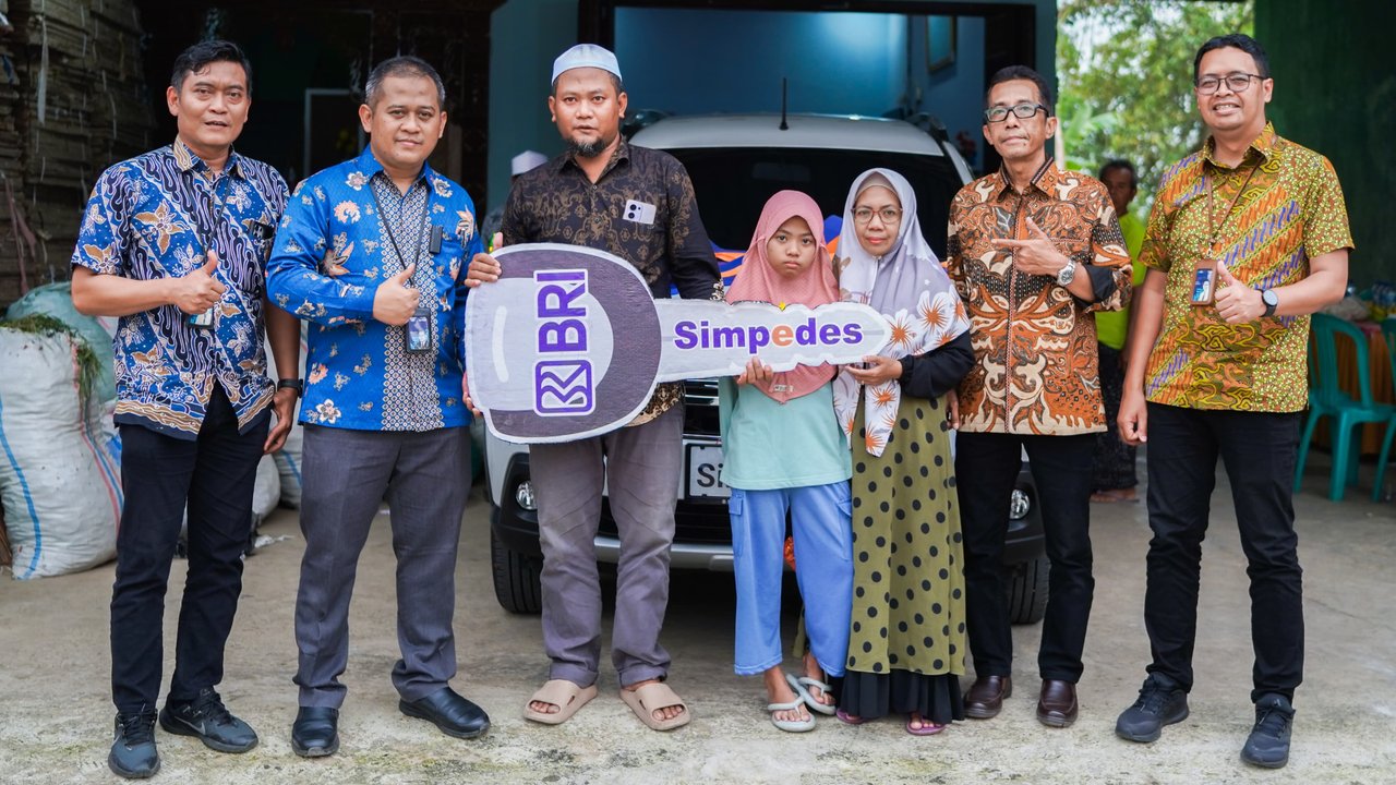 BRI Kudus Serahkan Mobil Suzuki XL7 Zeta untuk Pemenang Panen Hadiah Simpedes Periode II