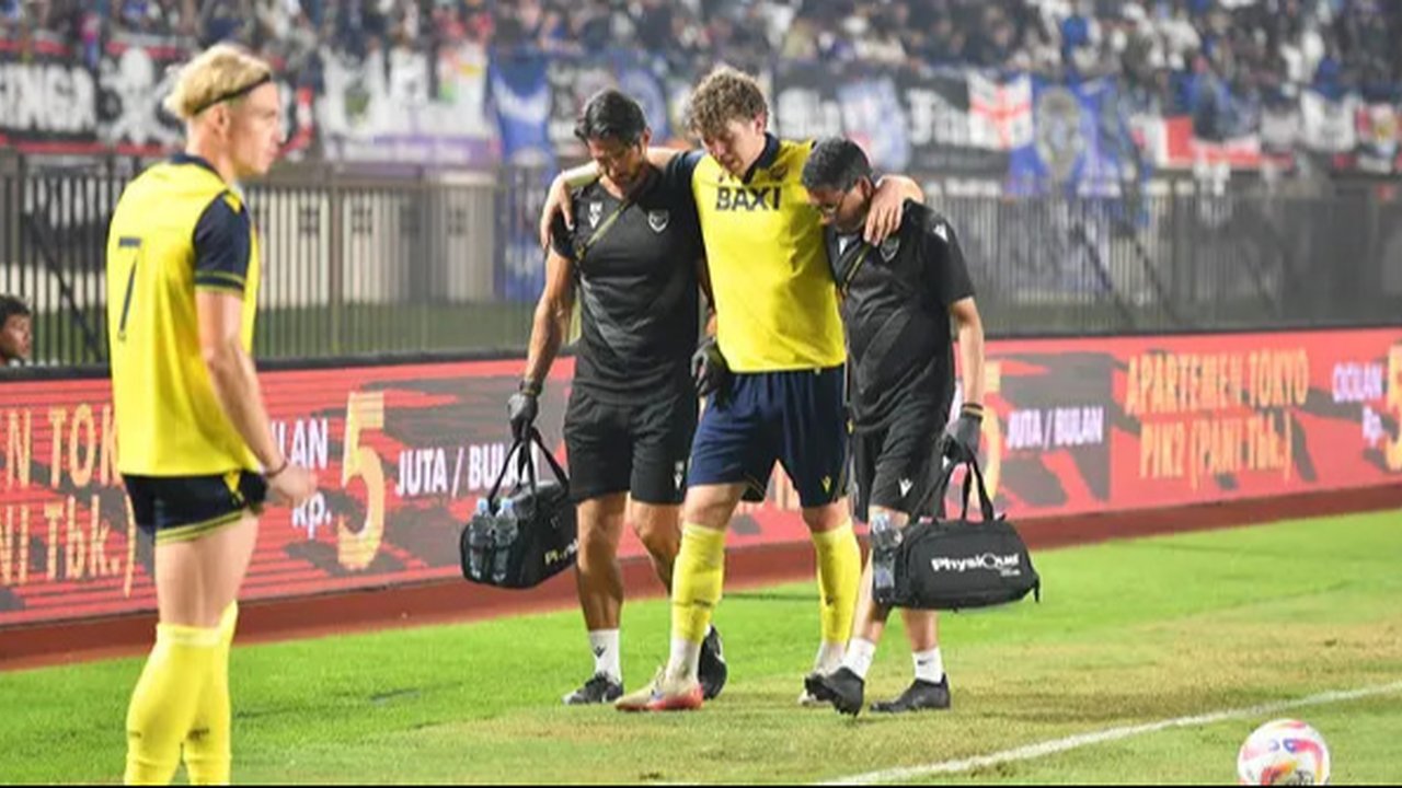 Penyerang Oxford United, Ole Romeny, mengalami cedera saat timnya bersua Arema FC pada laga lanjutan Grup A Piala Presiden 2025 di Stadion Si Jalak Harupat, Kabupaten Bandung, Kamis (10/7/
