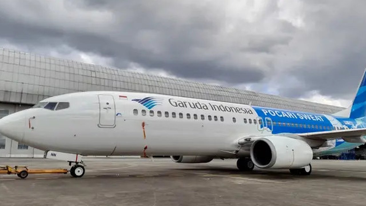 Pesawat Garuda terparkir di landasan pacu Terminal 3, Bandara Soekarno Hatta, Banten, Rabu (17/11/2021). Maskapai Garuda Indonesia akan menutup 97 rute penerbangannya secara bertahap hingg