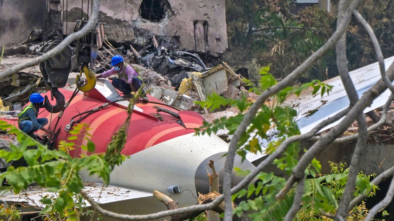 Detik-Detik Sebelum Kecelakaan: Kapten Air India Matikan Sakelar Bahan Bakar, Kopilot Panik dan Terkejut