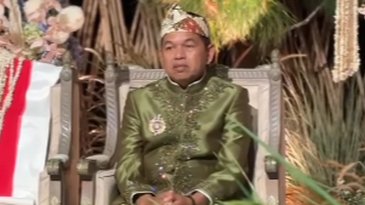 Bangku Kosong Sebelah Dedi Mulyadi Berhias Melati & Bendera Merah Putih di Pernikahan Putranya dengan Anak Jenderal Polisi