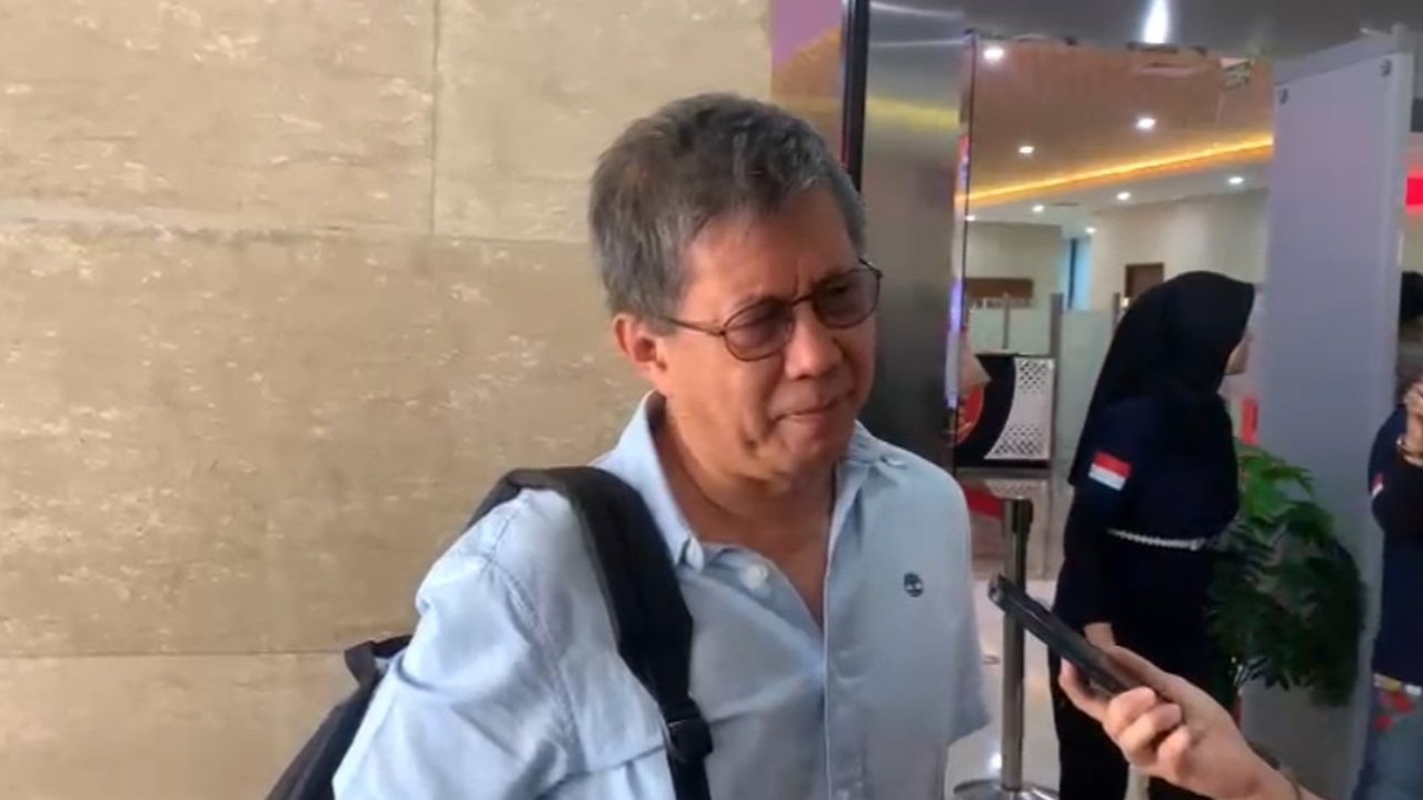 Rocky Gerung memenuhi panggilan pemeriksaa di Gedung Bareskrim Polri, Rabu (6/9/2023). (Merdeka.com/ Bachtiarudin Alam)