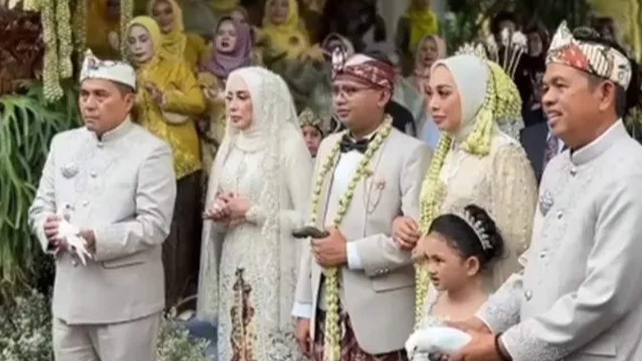 Bangku Kosong Sebelah Dedi Mulyadi Berhias Melati & Bendera Merah Putih di Pernikahan Putranya dengan Anak Jenderal Polisi