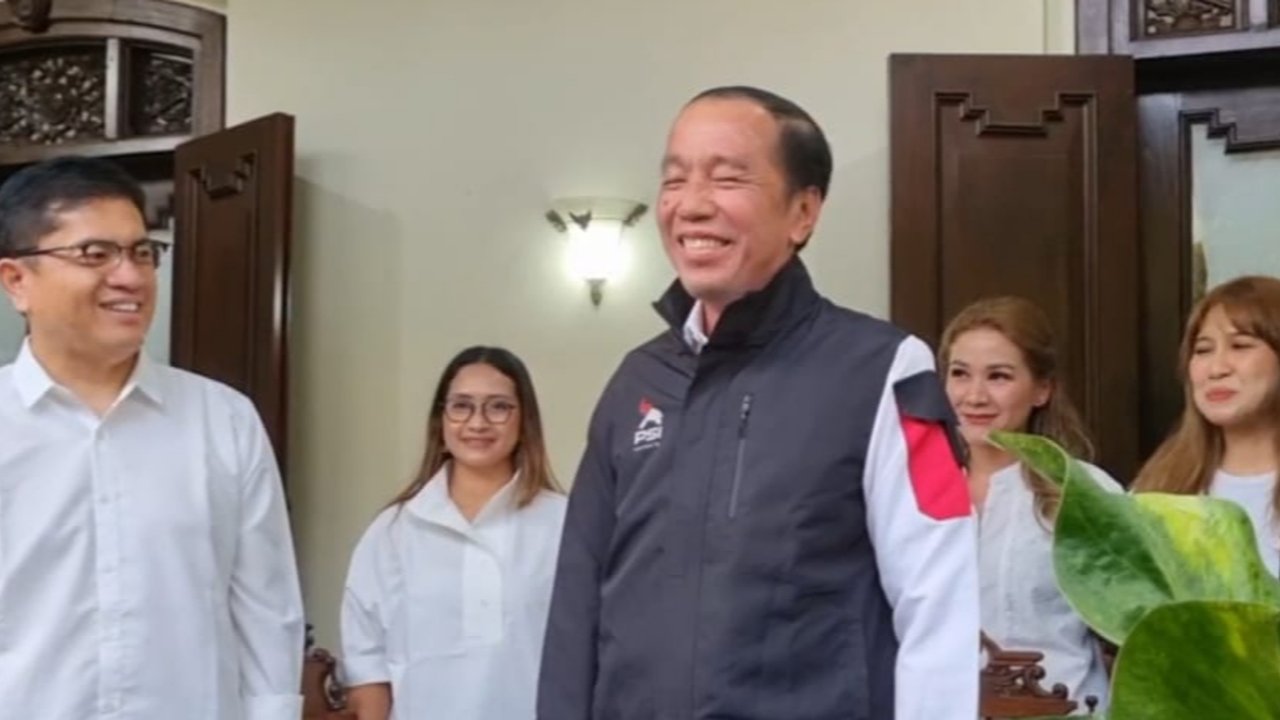 Semringah Jokowi Pakai Jaket PSI Berlogo Gajah: Keren Banget