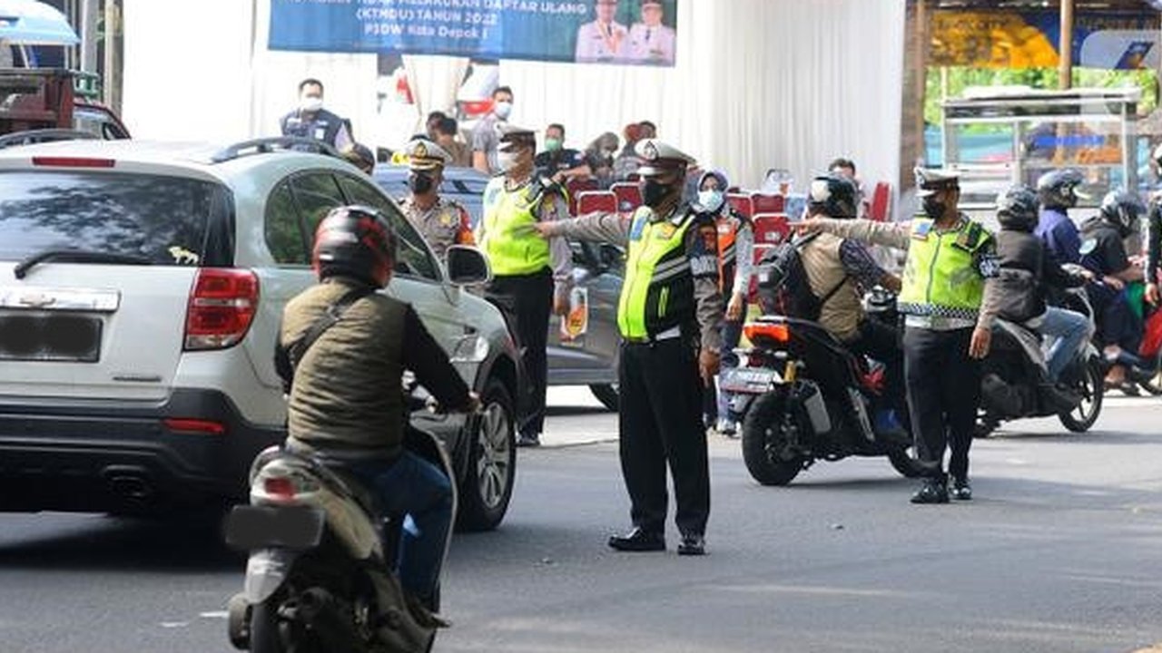 Polantas menghentikan kendaraan saat Operasi Gabungan Tertib Administrasi Kendaraan Bermotor (KBM) Kendaraan Tidak Mendaftar Ulang (KTMDU) 2022 di Jembatan Panus, Depok. Begini cara cek pajak kendaraan (merdeka.com/Arie Basuki)