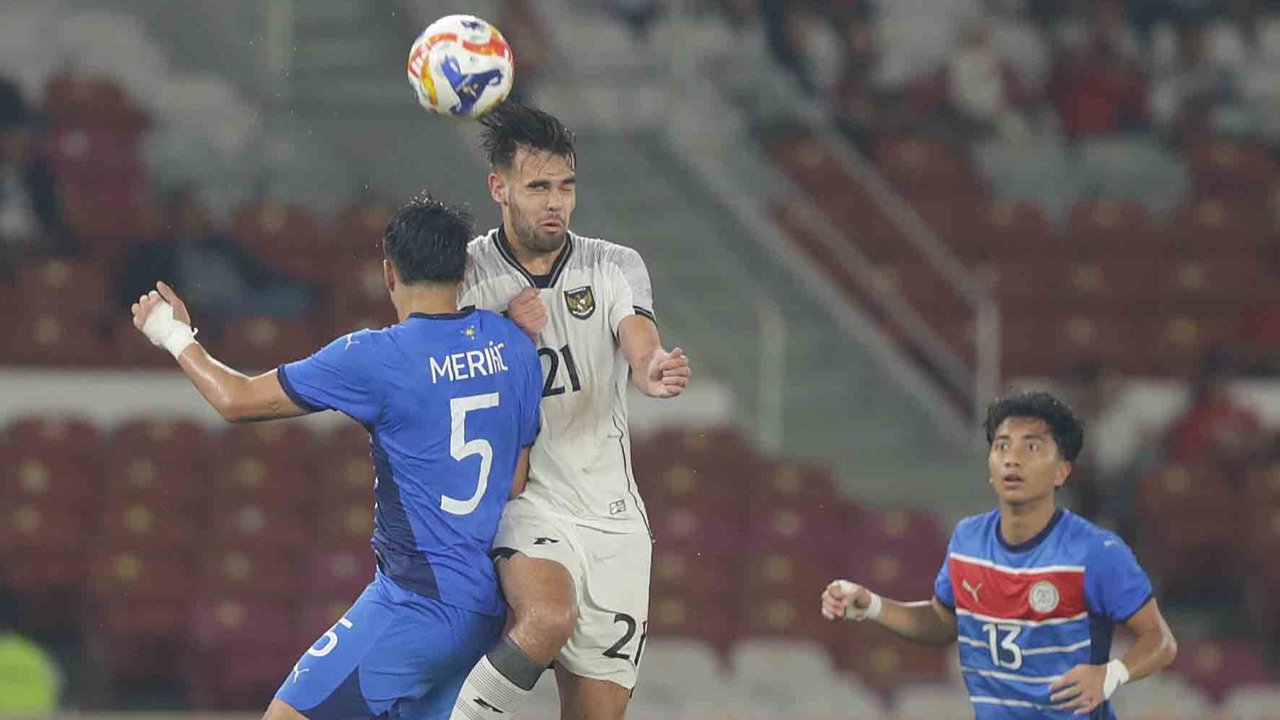 Pesepak bola Timnas U-23 Indonesia Jans Raven berebut bola dengan pesepak bola Timnas U-23 Filipina Martin Joshua dalam pertandingan penyisihan Grup A Piala AFF U-23 2025 di Stadion Utama Gelora Bung Karno (SUGBK), Senayan, Jakarta, Jumat (18/7/2025).