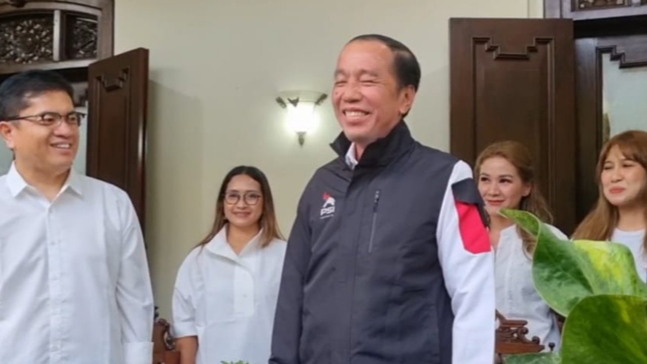 Jokowi pakai jaket PSI
