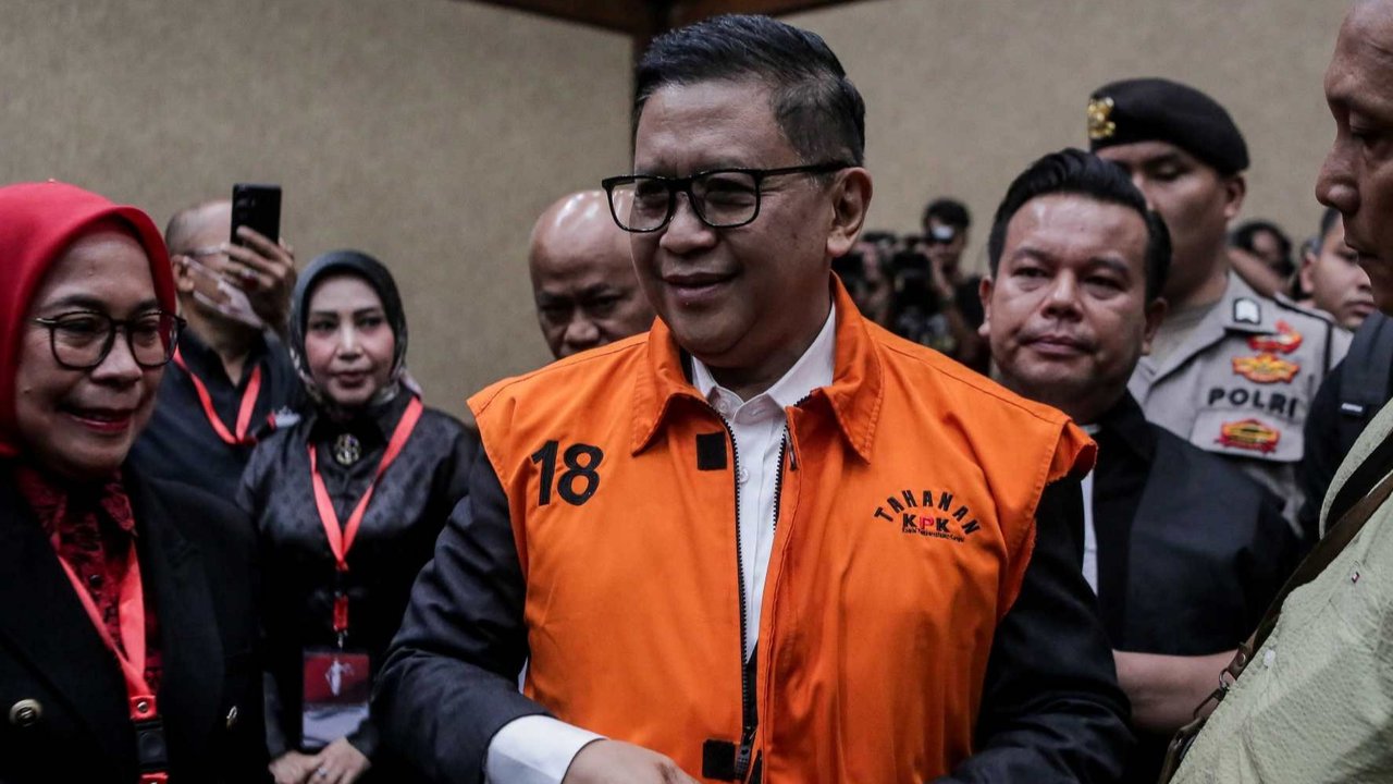 Terdakwa Hasto Kristiyanto saat menjalani sidang lanjutan dengan agenda pembacaan tuntutan terkait kasus dugaan suap pergantian antarwaktu (PAW) untuk anggota DPR Harun Masiku dan perintangan penyidikan di Pengadilan Tipikor, Jakarta, Kamis (3/7/2025).