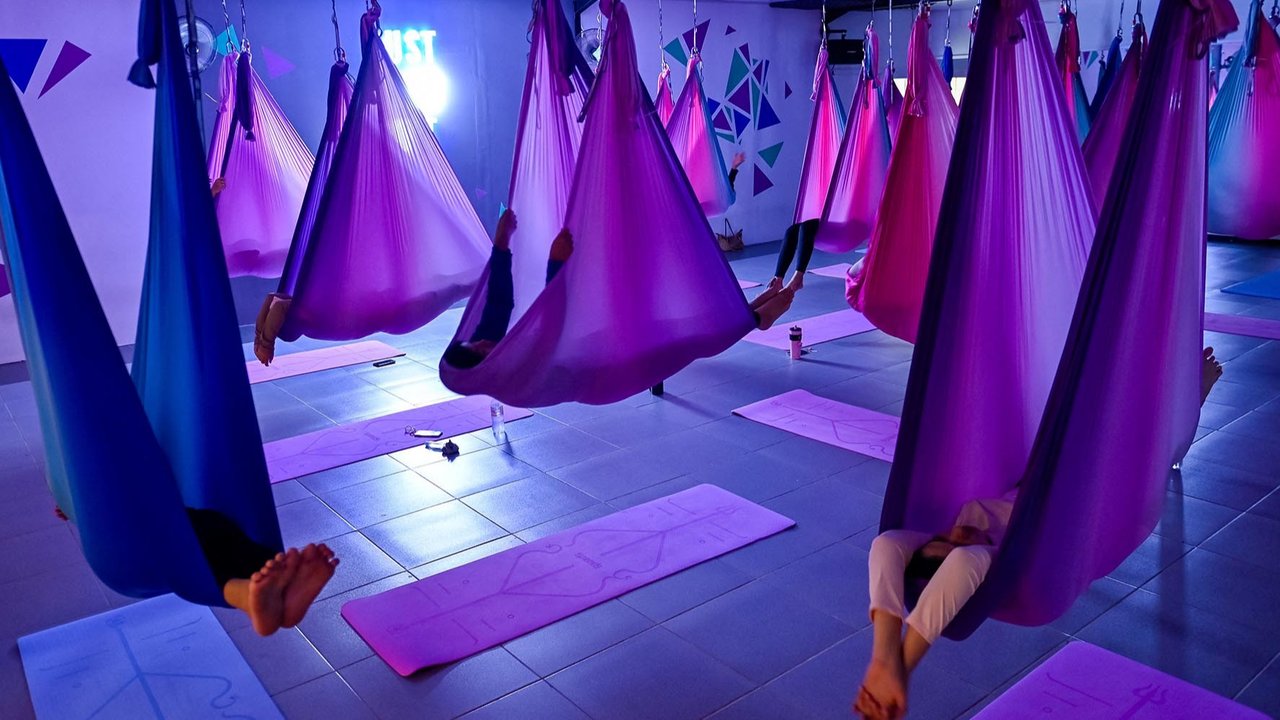 Para perempuan berlatih yoga udara dalam sebuah sesi di sebuah pusat kebugaran khusus perempuan di Banda Aceh, Sabtu (19/07/2025).