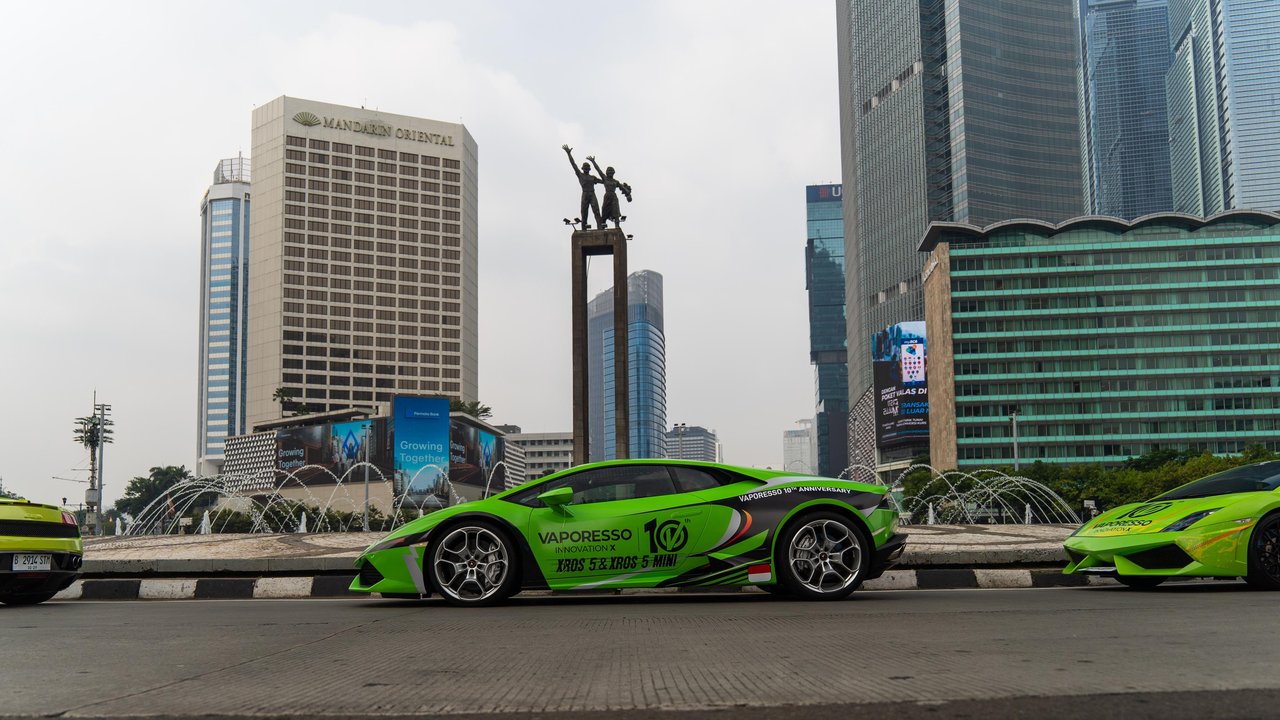 Jakarta Heboh! Konvoi Supercar Hijau Neon dan Truk Futuristik Bikin Warga Penasaran