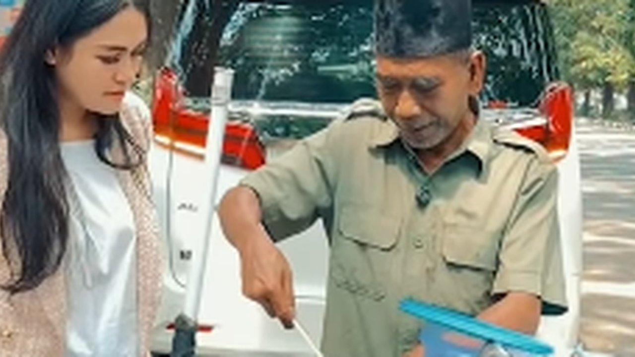 Sosok Pedagang Es Cincau ini Kuasai 4 Bahasa Asing