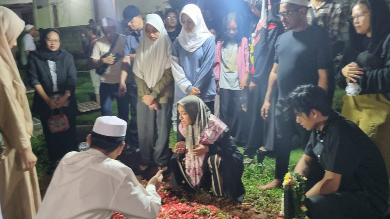 Pemakaman Hamdan ATT di Tempat Pemakaman Umum (TPU) Kampung Dukuh, Kramat Jati, Jakarta Timur, Selasa (1/7/2026). (Via M. Altaf Jauhar)