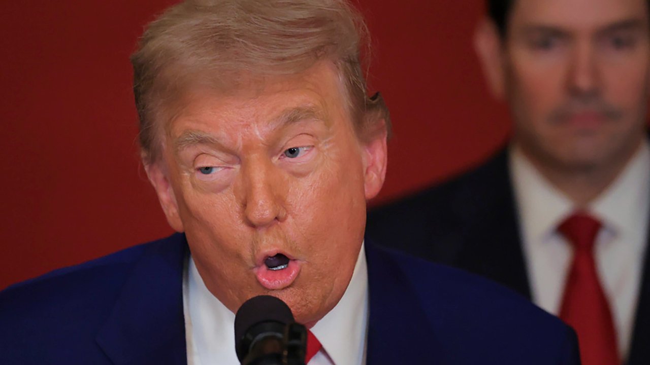 Dalam Pesawat Air Force 1, Trump Sebut Tak Bakal Perpanjang Penundaan Tarif