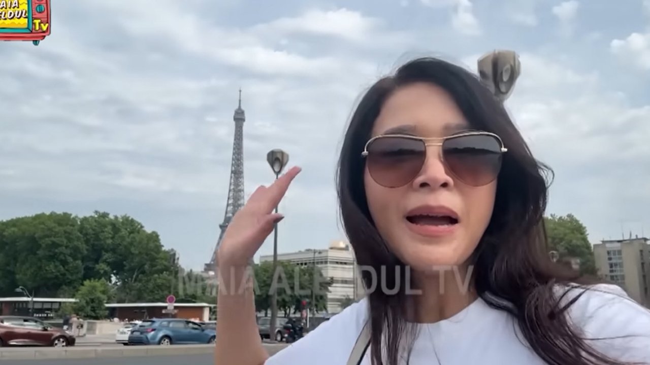 Gaya Maia Estianty saat Liburan di Paris